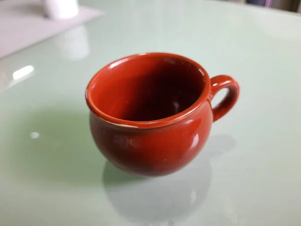 单色红褐色粘土 沙质咖啡杯放在桌子上的布 — 图库照片