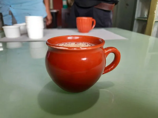 Крупный План Одного Красного Коричневого Цвета Глины Чашки Песком Кофе — стоковое фото