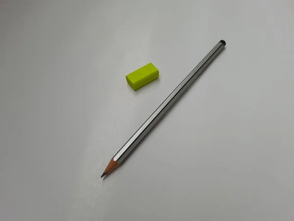 Zbliżenie Czarny Lub Szary Kolor Ołówek Zielony Guma Edukacja Papeteria — Zdjęcie stockowe