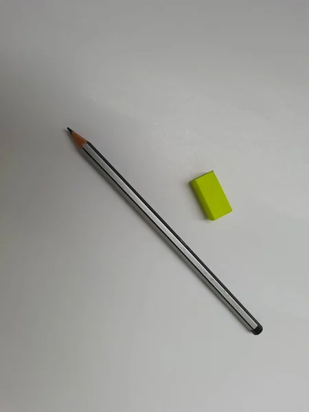 Nahaufnahme Von Schwarzem Oder Grauem Bleistift Und Grünem Gummi Bildungspapier — Stockfoto