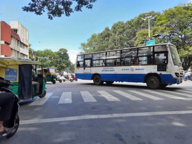 Bangalore, Karnataka, Hindistan - 26 Ağustos 2021: Netkallappa Circle, Basavanagudi Polis Karakolu, KR Market Ana Yolu yakınlarındaki BMTC mavi otobüsünün kapatılması