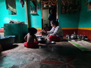 Bevoor, Karnataka, Hindistan-Aug 15 2021: Önündeki bir köyde ocağı ocakta tutan Hintli kızın yakın plan çekimi.