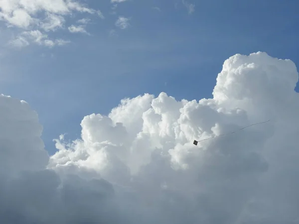 バンガロール市の風に乗って飛んでいるカラフルな凧の閉鎖天の雲の空の背景 — ストック写真