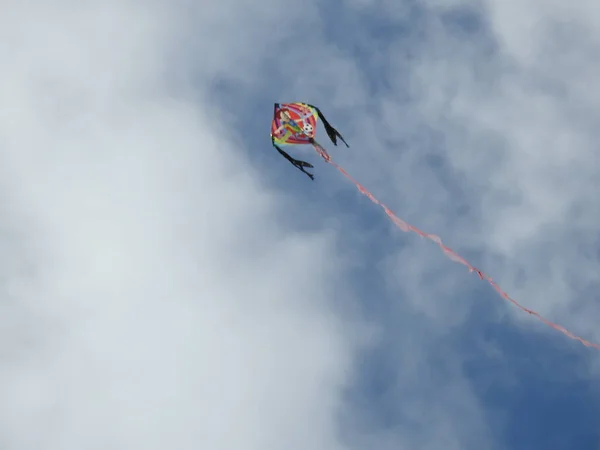 Gros Plan Cerfs Volants Colorés Volant Sur Vent Dans Ville — Photo