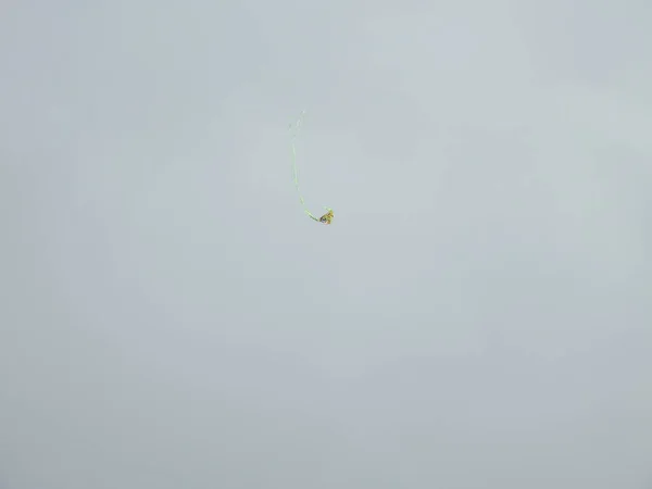 五彩缤纷的风筝在银座城市迎风飞舞 天空乌云密布 — 图库照片