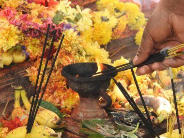 Channapatna, Karnataka, Hindistan: 14 Ağustos 2021: Yılan heykelinin taşa yakın çekimi veya festival sırasında Pipal Tree 'nin altındaki tapınakta puja yapan Nagara Kallu