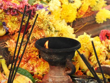 Channapatna, Karnataka, Hindistan: 14 Ağustos 2021: Yılan heykelinin taşa yakın çekimi veya festival sırasında Pipal Tree 'nin altındaki tapınakta puja yapan Nagara Kallu