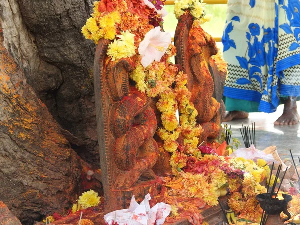 印度卡纳塔克邦Channapatna 2021年8月14日 在节日期间 在管道树下的寺庙用石头或Nagara Kallu来封闭蛇形雕像 — 图库照片