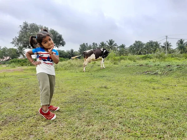 Channapatna Karnataka Índia Ago 2021 Encerramento Criança Indiana Perto Vaca — Fotografia de Stock