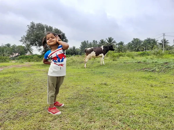 Channapatna Karnataka Índia Ago 2021 Encerramento Criança Indiana Perto Vaca — Fotografia de Stock