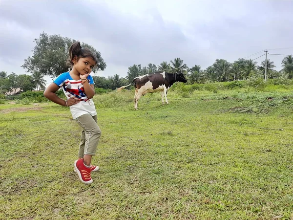 Channapatna Karnataka Índia Ago 2021 Encerramento Criança Indiana Perto Vaca — Fotografia de Stock