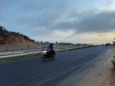 Hareket halindeki bulanık araç Hindistan 'ın ulusal karayolunda ilerliyor.