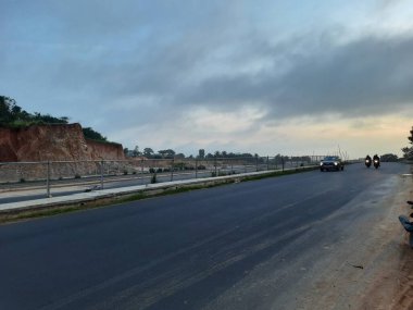 Hareket halindeki bulanık araç Hindistan 'ın ulusal karayolunda ilerliyor.