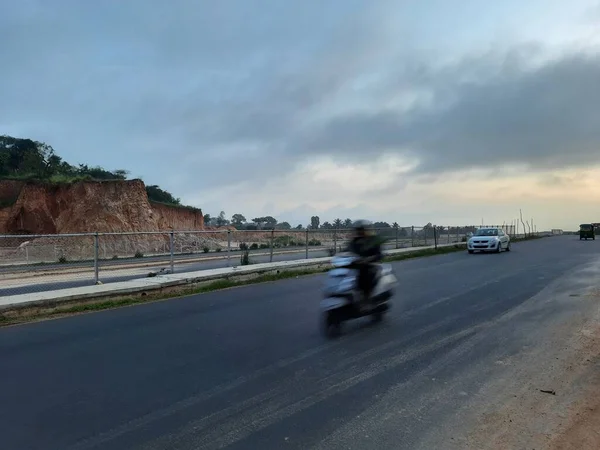 インドの国道を移動する動きのぼやけた車両の閉鎖 — ストック写真