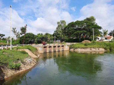 Mandya, Karnataka, Hindistan-Sep 10 2021: Kaveri Nehri 'nin farklı köylere küçük bir barajdan geçerek Thuruganur köyüne açılan güzel manzarası