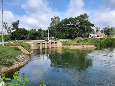 Mandya, Karnataka, Hindistan-Sep 10 2021: Kaveri Nehri 'nin farklı köylere küçük bir barajdan geçerek Thuruganur köyüne açılan güzel manzarası