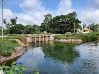 Mandya, Karnataka, Hindistan-Sep 10 2021: Kaveri Nehri 'nin farklı köylere küçük bir barajdan geçerek Thuruganur köyüne açılan güzel manzarası