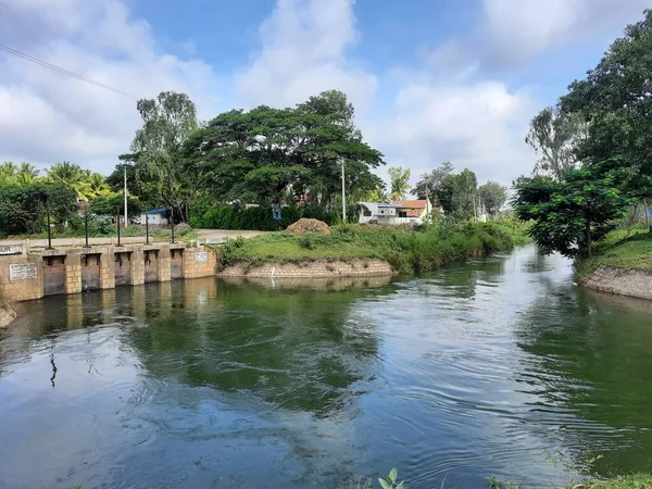 2021年9月10日印度卡纳塔克邦Mandya Kaveri河的美丽景色通过打开Thuruganur村附近大门的小水坝向不同的村庄传播 — 图库照片