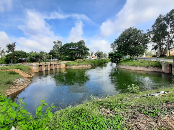 2021年9月10日印度卡纳塔克邦Mandya Kaveri河的美丽景色通过打开Thuruganur村附近大门的小水坝向不同的村庄传播 — 图库照片