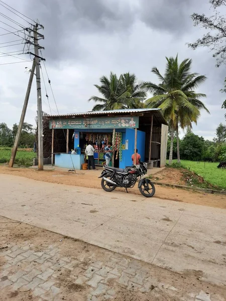 2021年9月10日印度卡纳塔克邦Mandya 具有自然 农业背景的小村路边茶店或杂货店大楼的关闭 — 图库照片