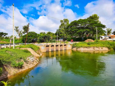 Mandya, Karnataka, Hindistan-Sep 10 2021: Kaveri Nehri 'nin farklı köylere küçük bir barajdan geçerek Thuruganur köyüne açılan güzel manzarası