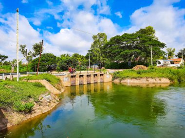 Mandya, Karnataka, Hindistan-Sep 10 2021: Kaveri Nehri 'nin farklı köylere küçük bir barajdan geçerek Thuruganur köyüne açılan güzel manzarası