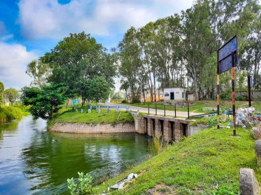 Mandya, Karnataka, Hindistan-Sep 10 2021: Kaveri Nehri 'nin farklı köylere küçük bir barajdan geçerek Thuruganur köyüne açılan güzel manzarası