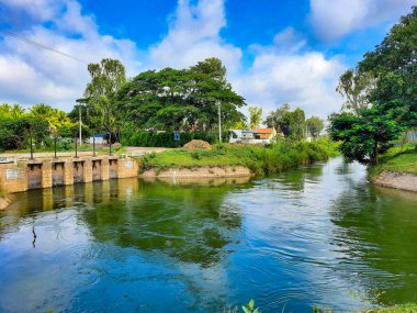 Mandya, Karnataka, Hindistan-Sep 10 2021: Kaveri Nehri 'nin farklı köylere küçük bir barajdan geçerek Thuruganur köyüne açılan güzel manzarası