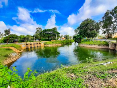 Mandya, Karnataka, Hindistan-Sep 10 2021: Kaveri Nehri 'nin farklı köylere küçük bir barajdan geçerek Thuruganur köyüne açılan güzel manzarası