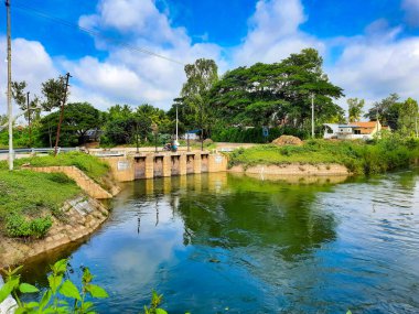 Mandya, Karnataka, Hindistan-Sep 10 2021: Kaveri Nehri 'nin farklı köylere küçük bir barajdan geçerek Thuruganur köyüne açılan güzel manzarası