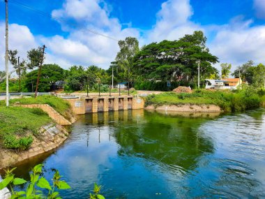 Mandya, Karnataka, Hindistan-Sep 10 2021: Kaveri Nehri 'nin farklı köylere küçük bir barajdan geçerek Thuruganur köyüne açılan güzel manzarası