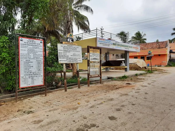 Mandya Karnataka India Szeptember 2021 Indian Village Szuperbuszmegálló Betonút Közelsége — Stock Fotó