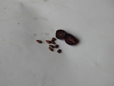 Güzel koyu kırmızı ve siyah üzüm meyvelerinin yakın plan resmi beyaz arka planda izole edilmiş.