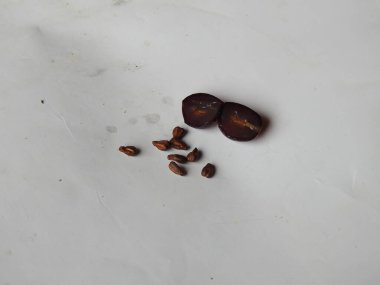 Güzel koyu kırmızı ve siyah üzüm meyvelerinin yakın plan resmi beyaz arka planda izole edilmiş.