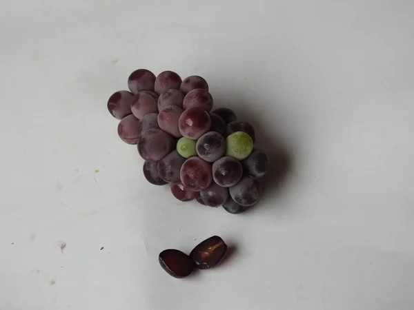 Fechar Bela Cor Vermelha Escura Preta Cachos Frutas Uva Isolado — Fotografia de Stock