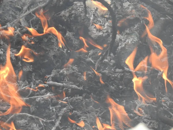 Primer Plano Las Hermosas Chimeneas Vívidas Quemadas Fuego Fondo Cálido — Foto de Stock