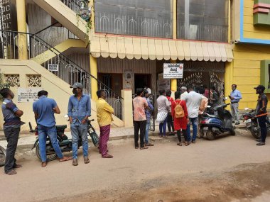 Bangalore, Karnataka, Hindistan-Sep 23 2021: Birincil Sağlık Merkezi Rajagopala Nagar binasında 19 Aşıyı ücretsiz almak için kuyrukta bekleyen bir grup insan.