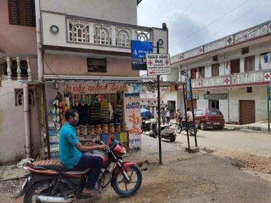 Bangalore, Karnataka, Hindistan-Sep 23 2021: Birincil Sağlık Merkezi Rajagopala Nagar binasında 19 Aşıyı ücretsiz almak için kuyrukta bekleyen bir grup insan.