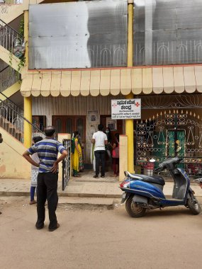 Bangalore, Karnataka, Hindistan-Sep 23 2021: Birincil Sağlık Merkezi Rajagopala Nagar binasında 19 Aşıyı ücretsiz almak için kuyrukta bekleyen bir grup insan.