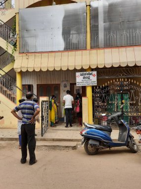 Bangalore, Karnataka, Hindistan-Sep 23 2021: Birincil Sağlık Merkezi Rajagopala Nagar binasında 19 Aşıyı ücretsiz almak için kuyrukta bekleyen bir grup insan.