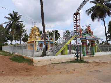 Mandya, Karnataka, Hindistan-Sep 10 2021: Tapınağın önündeki bir kaplan heykeli üzerinde oturan güzel tanrı Erkek Mahadeshwara 'nın yakın çekimi, Bujuvalli kırsal bir doğa arka planında