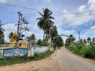 Mandya, Karnataka, Hindistan-Sep 10 2021: Tapınağın önündeki bir kaplan heykeli üzerinde oturan güzel tanrı Erkek Mahadeshwara 'nın yakın çekimi, Bujuvalli kırsal bir doğa arka planında