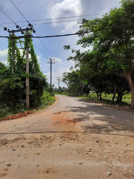 美丽的印度Bujuvalli村有景观和自然背景的沥青道路的封闭 — 图库照片