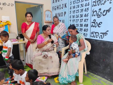 Bangalore, Karnataka, Inda-August 15, 2025: Hint Anganwadi Personelinin ve çocukların Bağımsızlık Günü 'nü kutlaması.