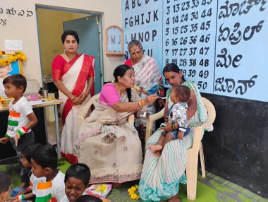Bangalore, Karnataka, Inda-August 15, 2025: Hint Anganwadi Personelinin ve çocukların Bağımsızlık Günü 'nü kutlaması.
