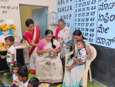 Bangalore, Karnataka, Inda-August 15, 2025: Hint Anganwadi Personelinin ve çocukların Bağımsızlık Günü 'nü kutlaması.
