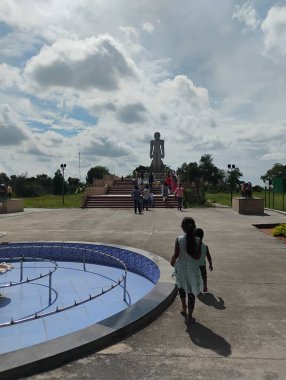 Tumkur, Karnataka, Hindistan-02 Ekim 2025: İnsanlarla birlikte Mandaragiri Tepesi veya Basadi betta ve Jain Tapınağı 'nın güzel manzarası.