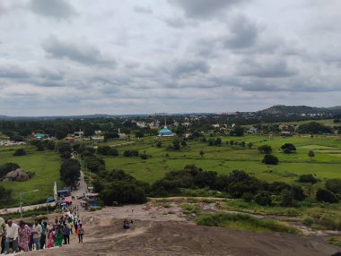 Tumkur, Karnataka, Hindistan-02 Ekim 2025: İnsanlarla birlikte Mandaragiri Tepesi veya Basadi betta ve Jain Tapınağı 'nın güzel manzarası.