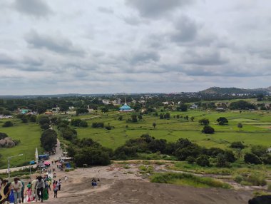 Tumkur, Karnataka, Hindistan-02 Ekim 2025: İnsanlarla birlikte Mandaragiri Tepesi veya Basadi betta ve Jain Tapınağı 'nın güzel manzarası.