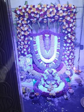 Mandya, Karnataka, Hindistan-19 Mart 2025: Garbha Gudi 'nin Kolakaranadoddi Tapınağı' ndaki Maramma yüz maskesi görüntüsü.